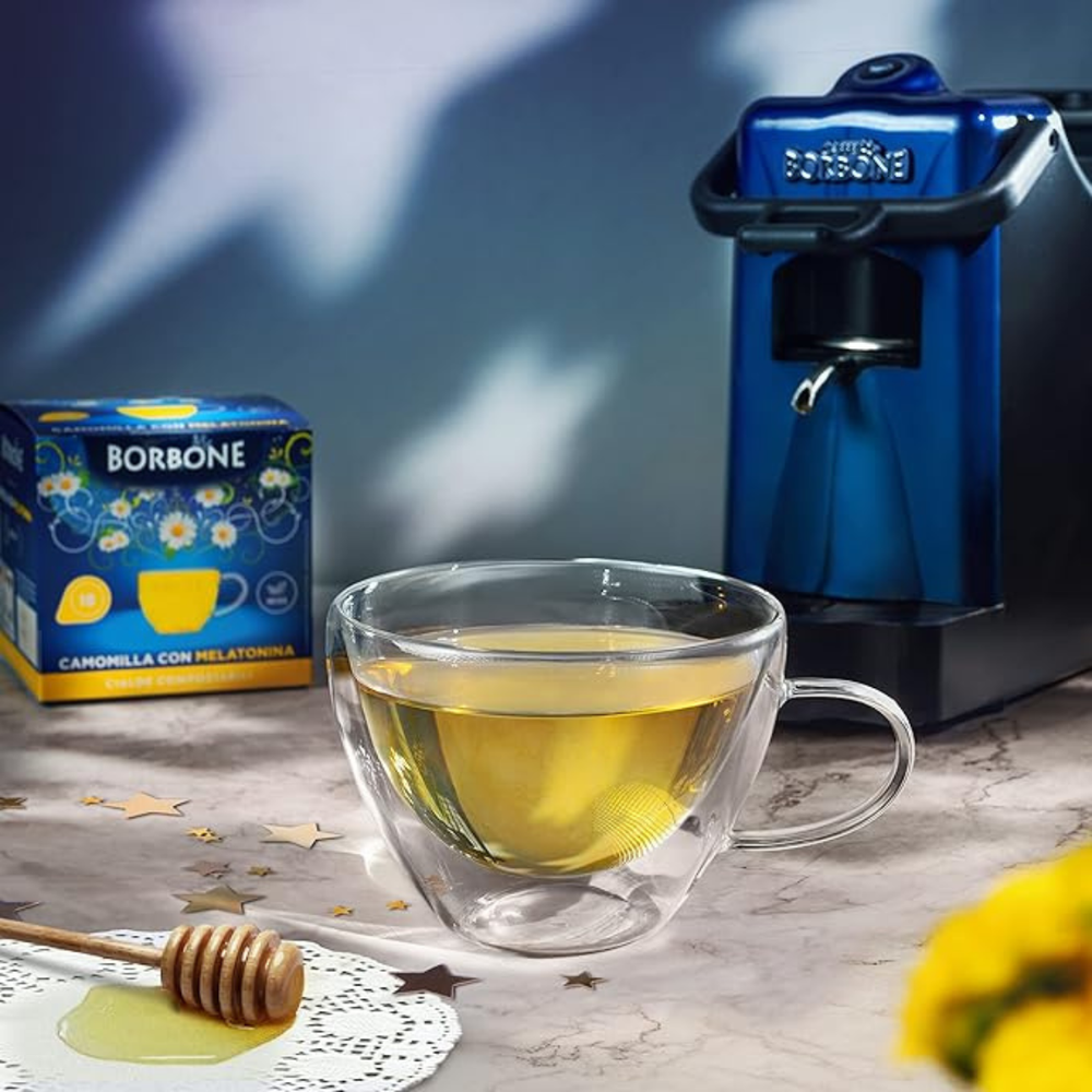 Infuso camomilla con melatonina all'interno di una tazza in vetro