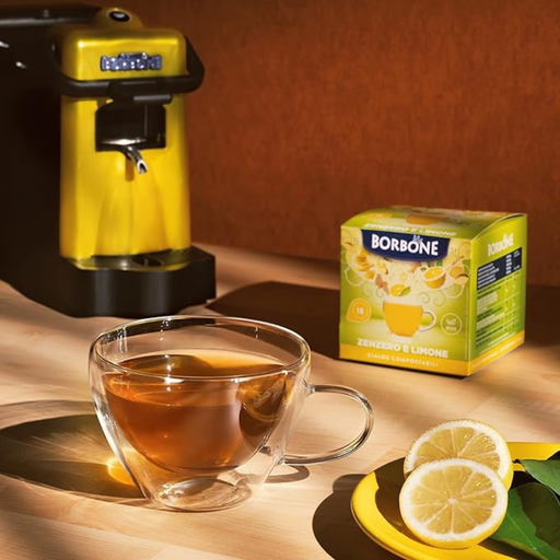 infuso di zenzero e limone all'interno di una tazza di vetro
